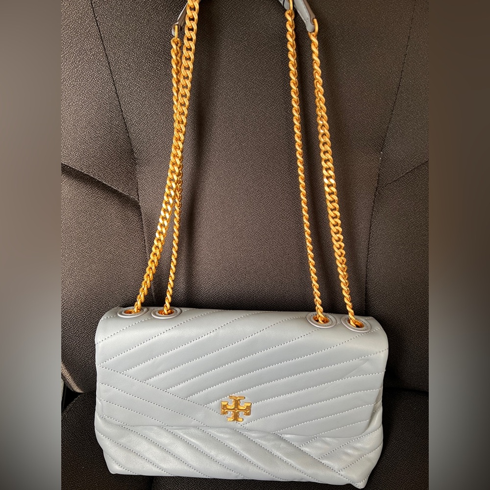 TORY BURCH KIRA CHEVRON CONVERTIBLE
SHOULDER BAG - CLOUD BLUE